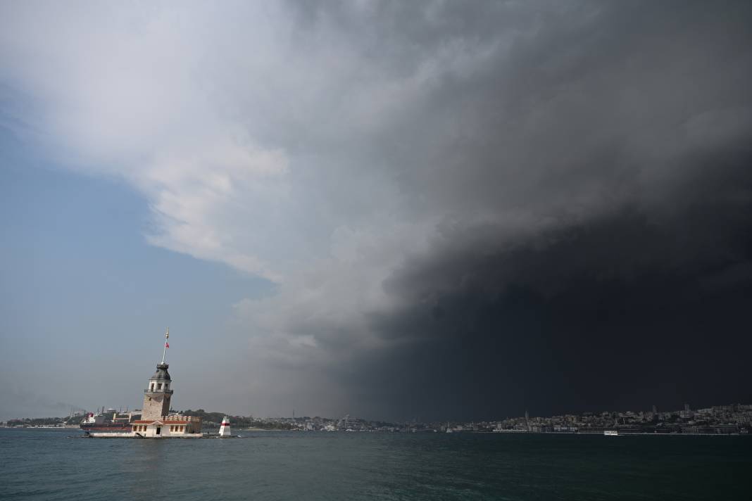 İstanbul'da sağanak hayatı felç etti! Araçlar sular altında kaldı 10